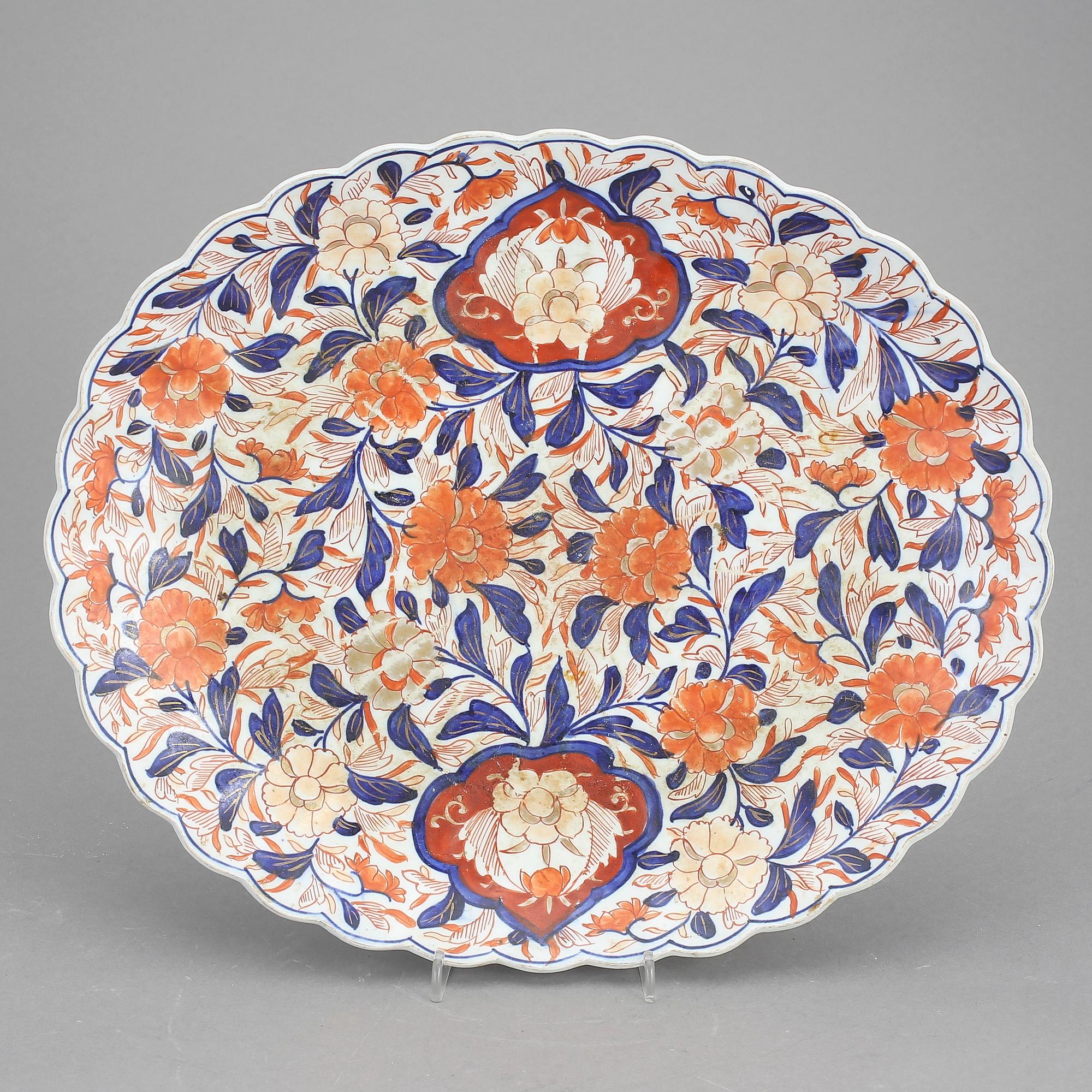 SALTKAR OCH FAT, porslin, Qianlong, Kina 1700-tal resp Japan tidigt 1900-tal.