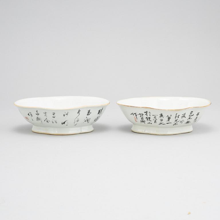 A pair of Chinese bowls, 20th Century.