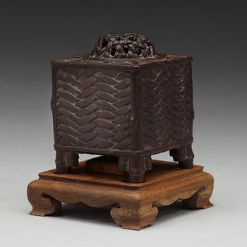 A Japanese bronze censer with cover, Meiji period (1868-1912).