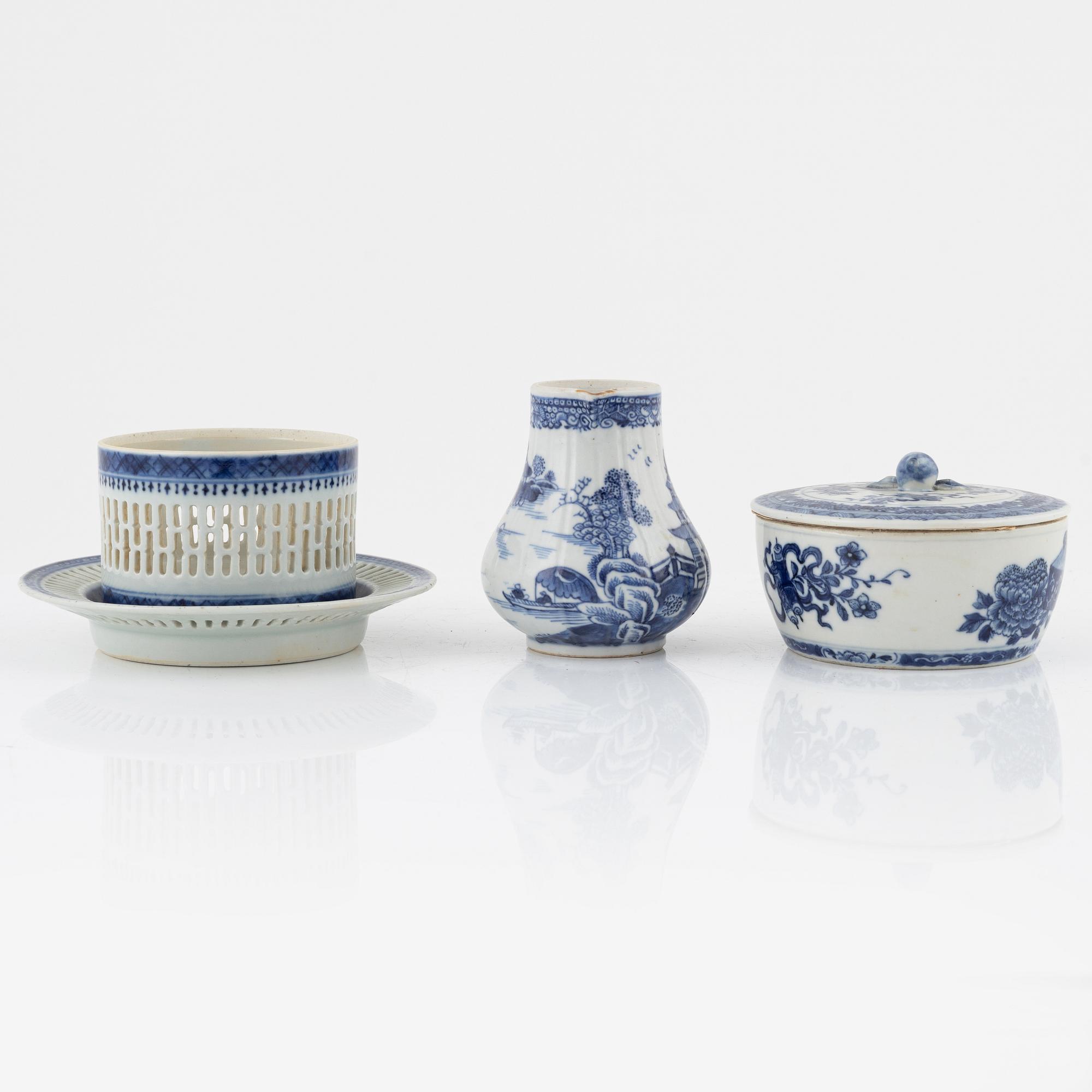 A blue and white creamer, butter dish and a bowl with stand, China, 18th/19th century.