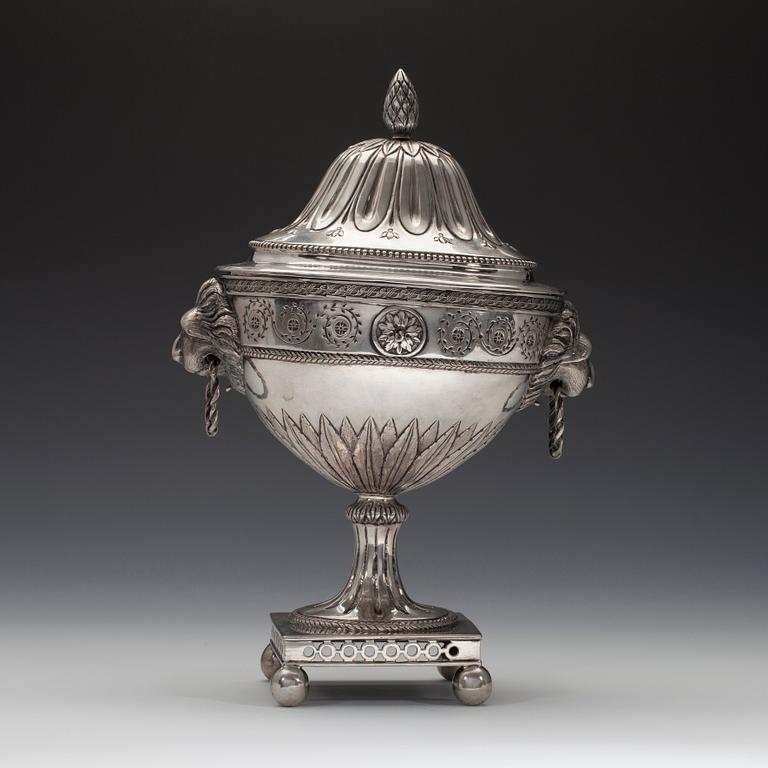 SOKERIKKO, hopeaa Stralsund 1700 l. loppu. Leimattu GJD. Korkeus 26,5 cm. Paino 833 g.