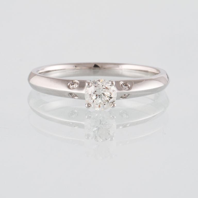 RING, 18K vitguld med briljantslipad diamant 0.38 ct samt 4 små briljantslipade diamanter ca 0.03 ct. Vikt 2,8 gram.