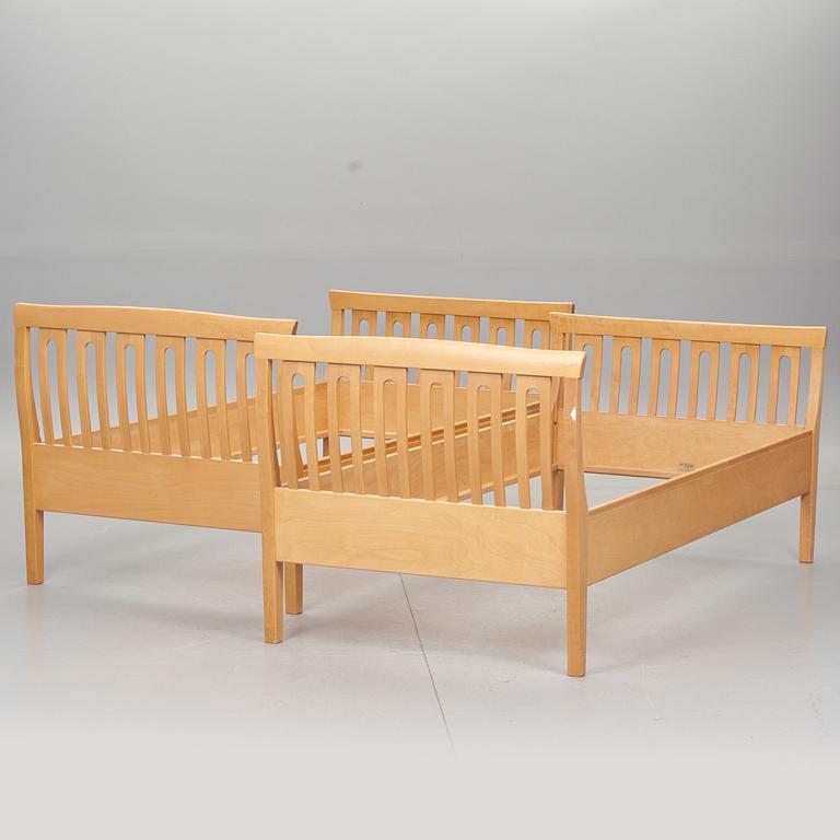 SÄNGAR, ett par och SÄNGBORD, ett par, Carl Malmsten, Åfors Möbelfabrik.