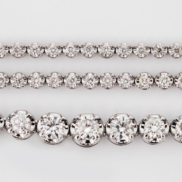 HALSBAND, ett treraders riviére med briljanter, totalt ca 17ct.