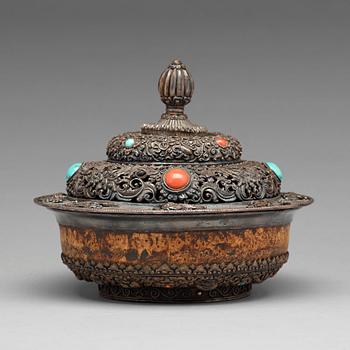 665. A Tibetan/Mongolian bejewelled jar with cover, 19th century.