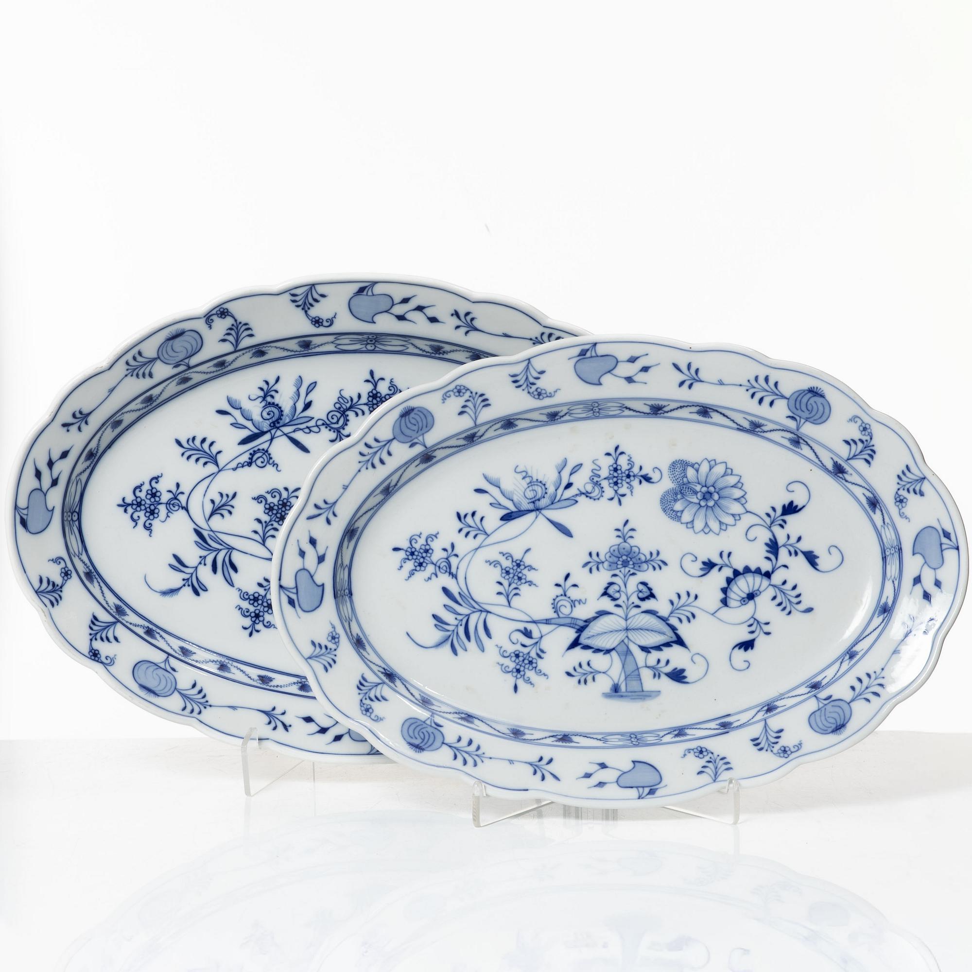 A 54-piece porcelain dinner service, 'Onion pattern/Zwiebelmuster', predominantly Meissenstadt, Tyskland.