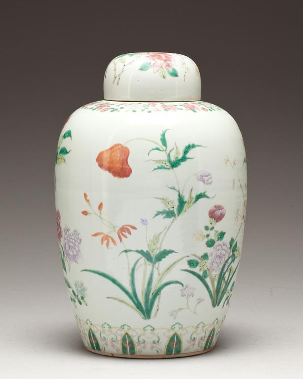 URNA MED LOCK, porslin, Qing Dynasti (1644-1911), Kina.