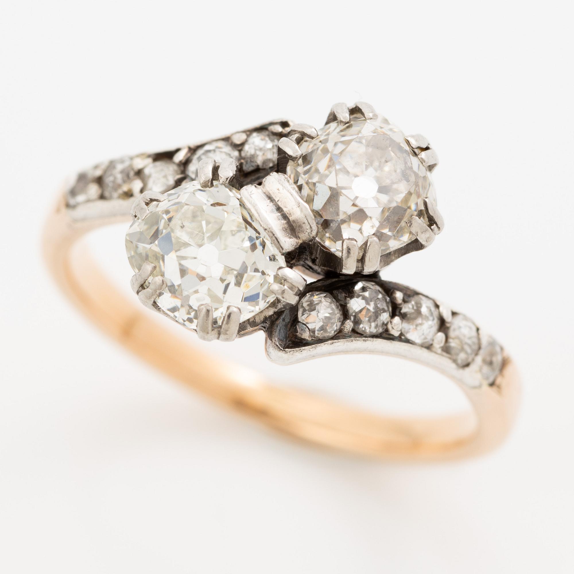 Ring, tvillingring, 18K guld och silver med två gammalslipade diamanter och mindre gammalslipade diamanter.