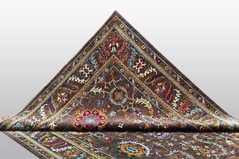 A carpet Zeigler design, ca 305 x 208 cm.