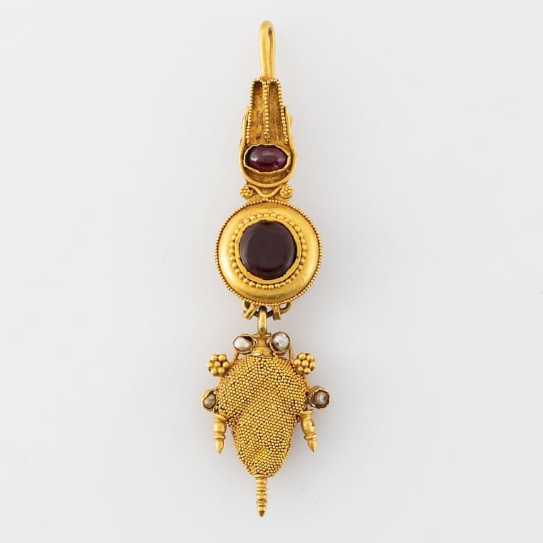 Two gold necklaces and an earring set with pearls and garnets, presumably Greco-Roman from the early centuries A.D.