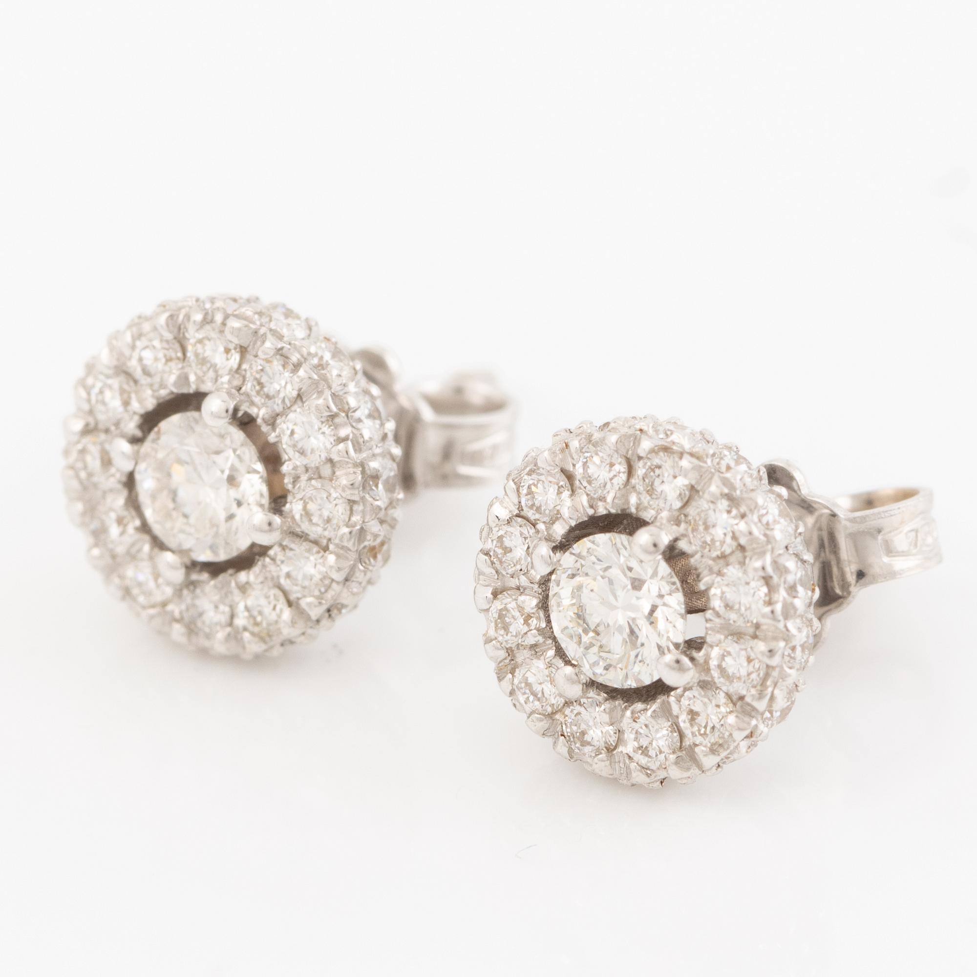 Örhängen med briljantslipade diamanter, totalt 0,86 ct.