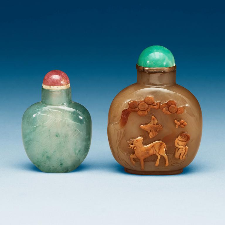 A green stone snuff bottle with stopper and a agate snuff bottle with stopper, Qing dynasty (1644-1912).