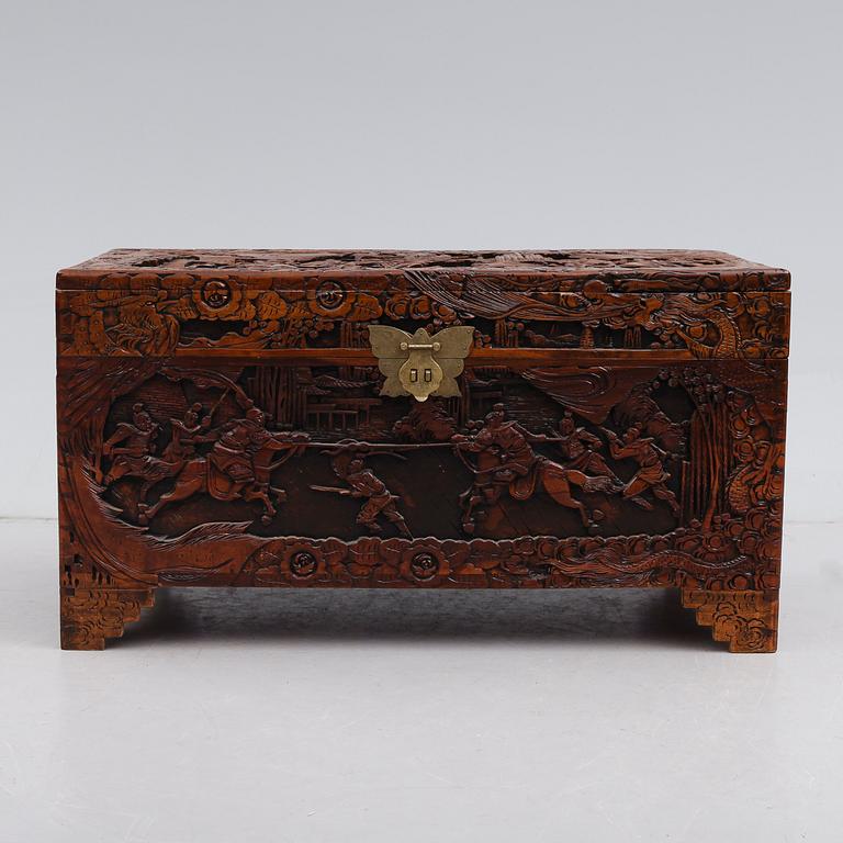 KAMFERKISTA, orientalisk, 1900-tal.