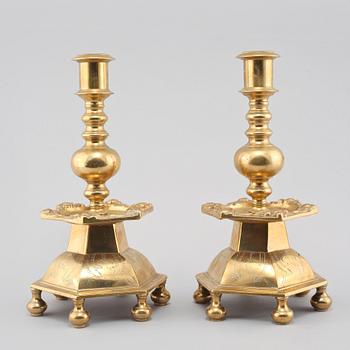 LJUSSTAKAR, ett par, mässing, barockstil, omkring 1900-talets mitt.