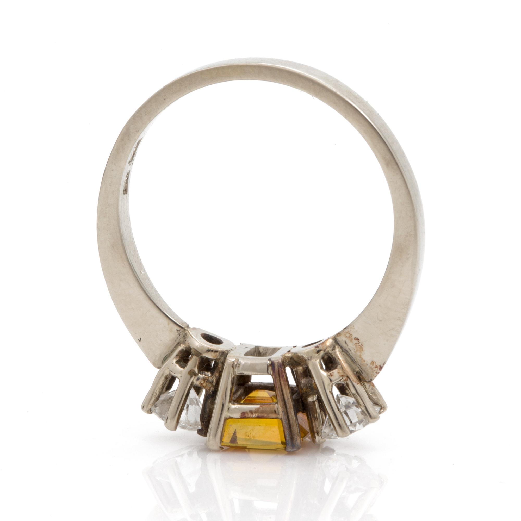 A circa 1.00 ct yellow sapphire and brilliant cut diamond ring. Total carat weight of diamonds circa 0,50 ct.