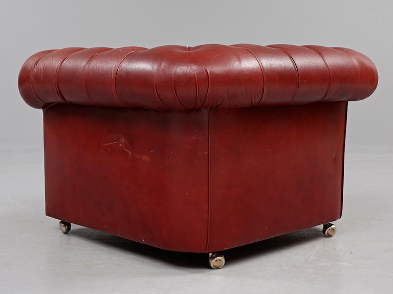 FÅTÖLJ, Chesterfieldmodell, 1900-talets andra hälft.