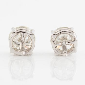 A pair of earrings in 18K gold set with round brilliant-cut diamonds.