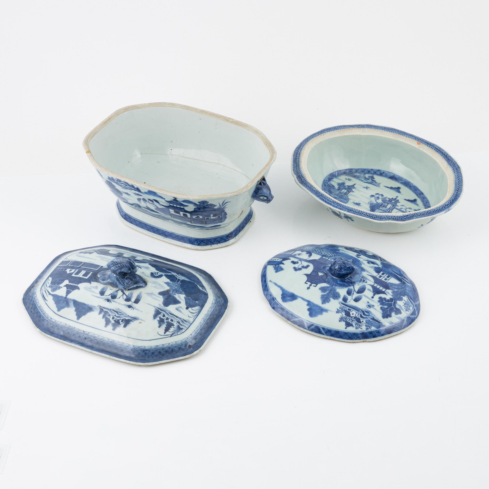 Two blue and white porcelain tureens, Qing Dynasty, Jiaqing (1796-1820).