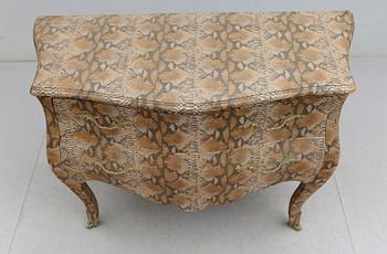 BYRÅ, rokokostil, 1900-talets andra hälft.