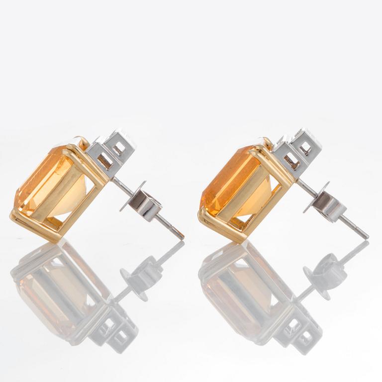 Ett par örhängen med fasettslipade opaler och baguetteslipade diamanter.