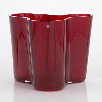 Alvar Aalto, a '3030' glas vase signed Alvar Aalto Iittala.
