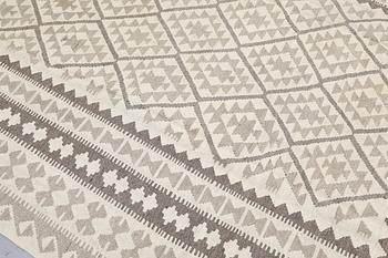 A Kelim carpet, 298 x 205 cm.