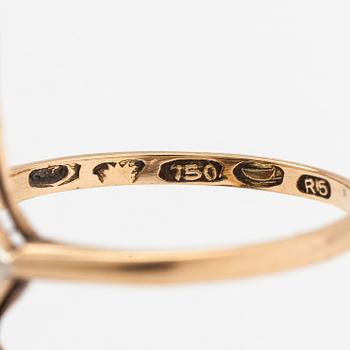 An 18K gold ring with an emerald and diamonds ca. 0.68 ct in total. A Tillander, Helsinki 1922.