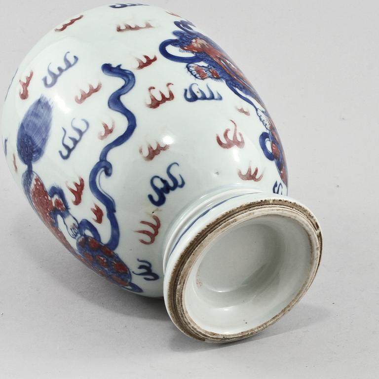 SKÅLFAT, VAS samt SKÅLFAT, porslin, Kina och troligen Japan, 1900-tal.