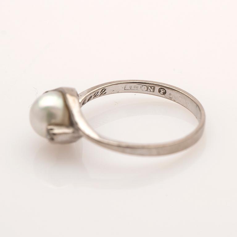 Ring, 18K vitguld, med pärla och briljanter.