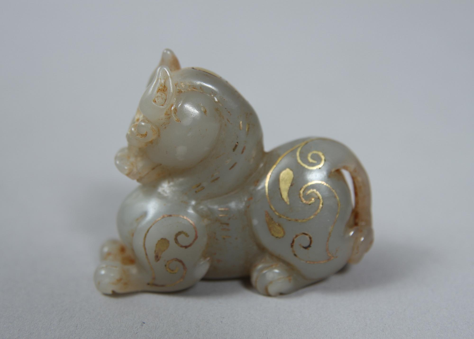 MEDALJONG samt FIGUR, jade, Kina 1800/1900-tal.