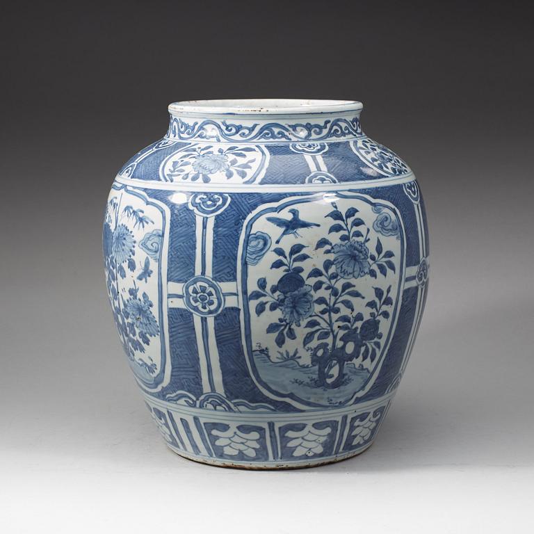 A blue and white jar, Ming dynasty, Wanli (1572-1620).