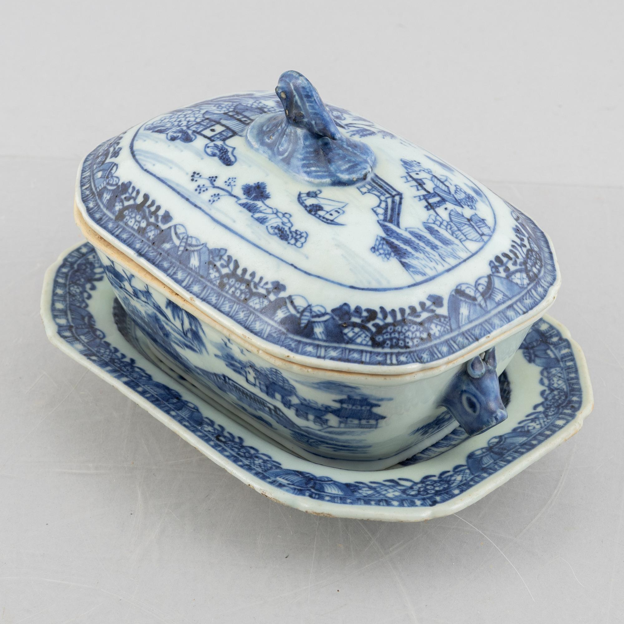 Stekfat, 2 st, samt smörterrin med lock och fat, kompaniporslin, Kina, Qianlong (1736-95).