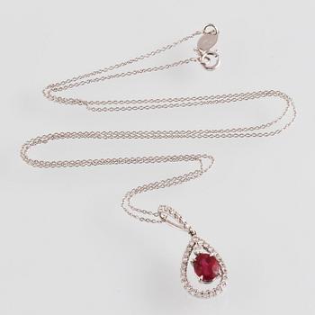 HÄNGE, 18K vitguld med fasettslipad rubin ca 0.87 ct samt briljantslipade diamanter ca 0.23 ct. Vikt 2,6 gram.