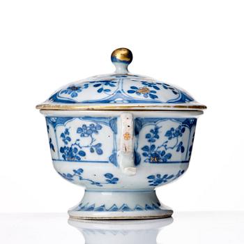 A blue and white equelle with cover, Qing dynasty, Kangxi (1662-1722).