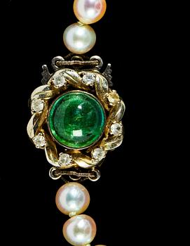 COLLIER, odlade pärlor 3,5 - 6 mm, LÅS i 18k vitguld med grön sten och åtta fasettslipade stenar.