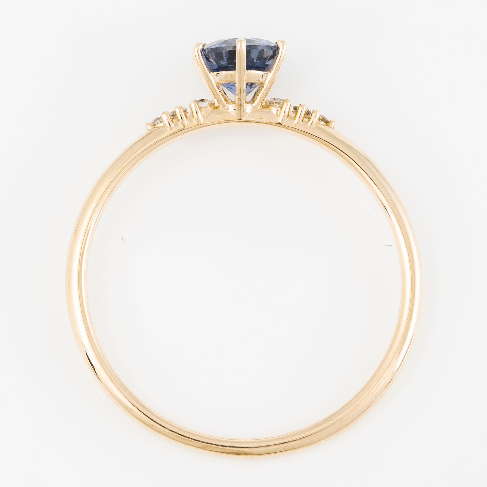 Ring 14K gold with sapphire and brilliant-cut diamonds.