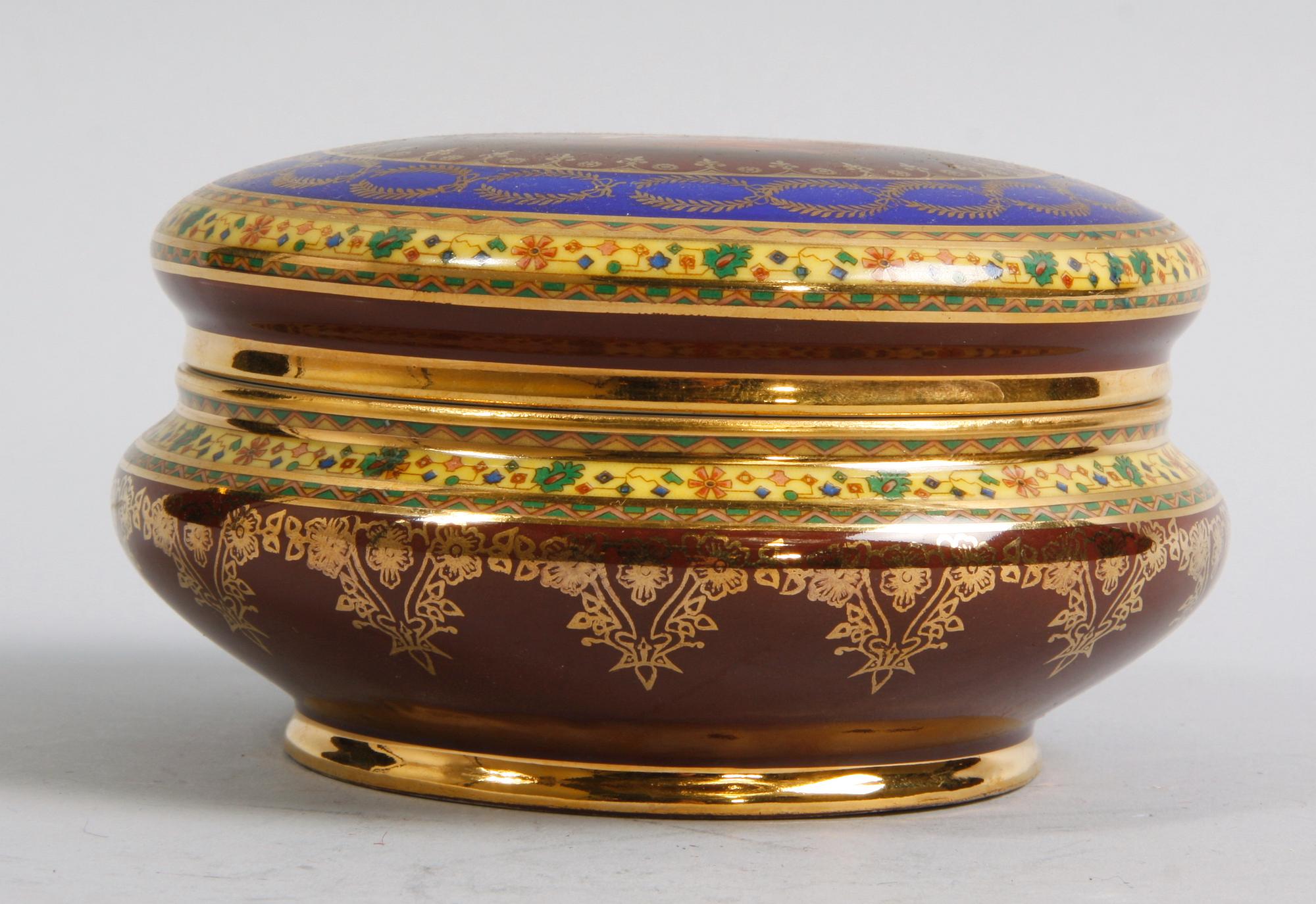 ASK MED LOCK. Porslin. Karlsbad, Tjeckoslovakien.