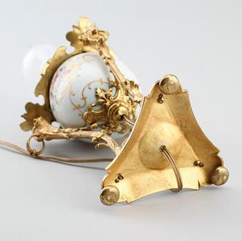 BORDSLAMPA, porslin och brons, 1900-talets första hälft.