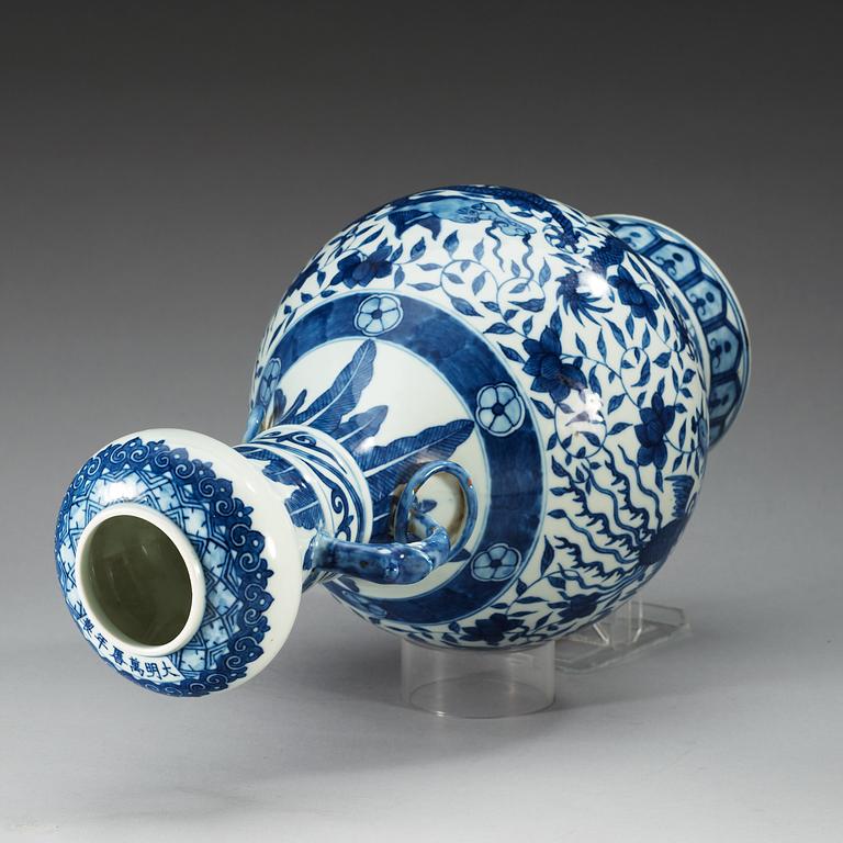 A blue and white vase, late Qing dynasty, with Wanli´s six character mark.