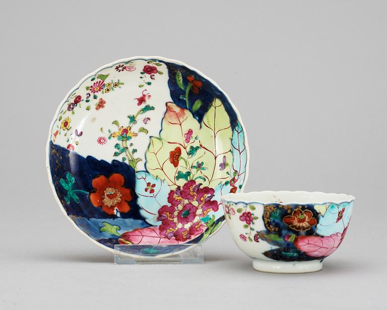 A polychrome tobacco leaf cup and saucer. Qing dynasty, Qianlong (1736-95).