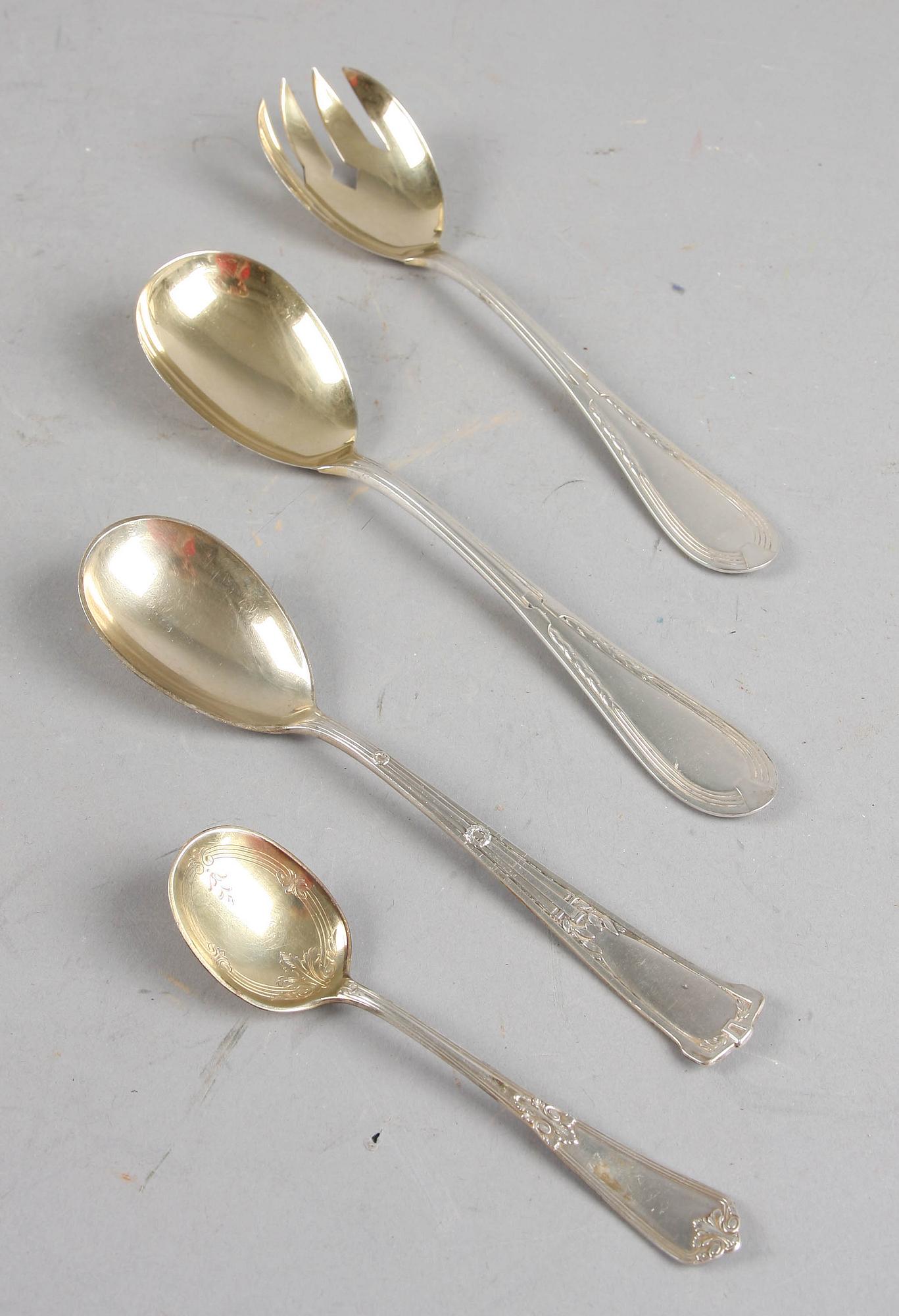 SERVERINGSBESTICK, ett par. Silver, C.G Hallberg 1918. SKEDAR, 12+1. Silver, Anna Östergren 1908-1910. Tot ca 450 gr.