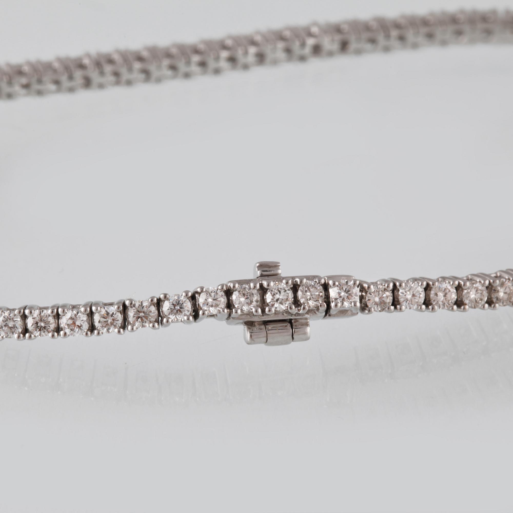 ARMBAND, 18K vitguld med 27 briljantslipade diamanter 2.29 ct. Vikt 9,6 gram.