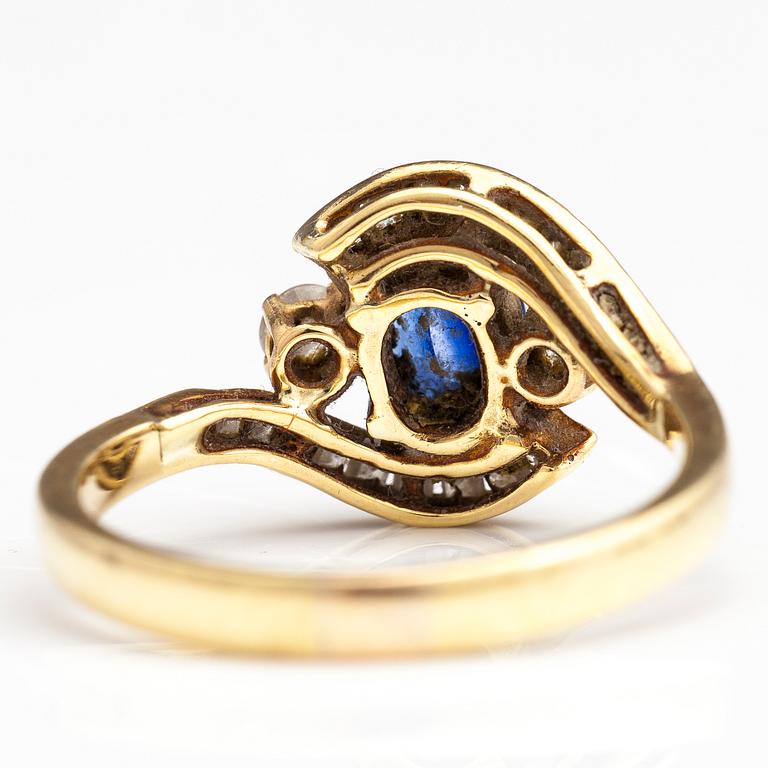 A 14-18K gold ring with a sapphire and diamonds ca. 0.43 ct in total.
