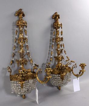 VÄGGLYSTRAR, ett par. Louis XVI-stil.