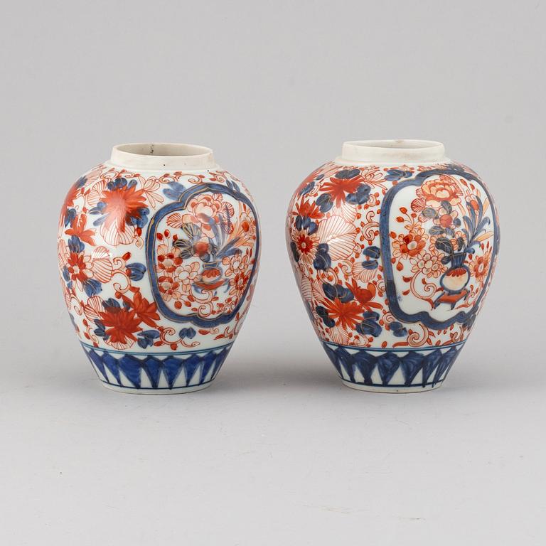 BOJANER, två stycken, porslin. Japan, Meiji (1868-1912).