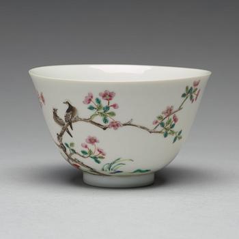 A Chinese famille rose cup, with Qianlong mark.