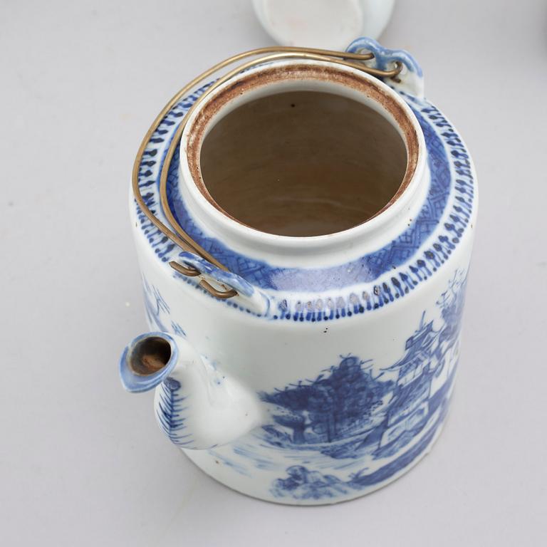 15 pieces of porcelain tableware from Asia, 18th to 20th century.