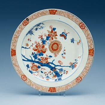 An Imari dish, Qing dynasty, Kangxi (1662-1722).