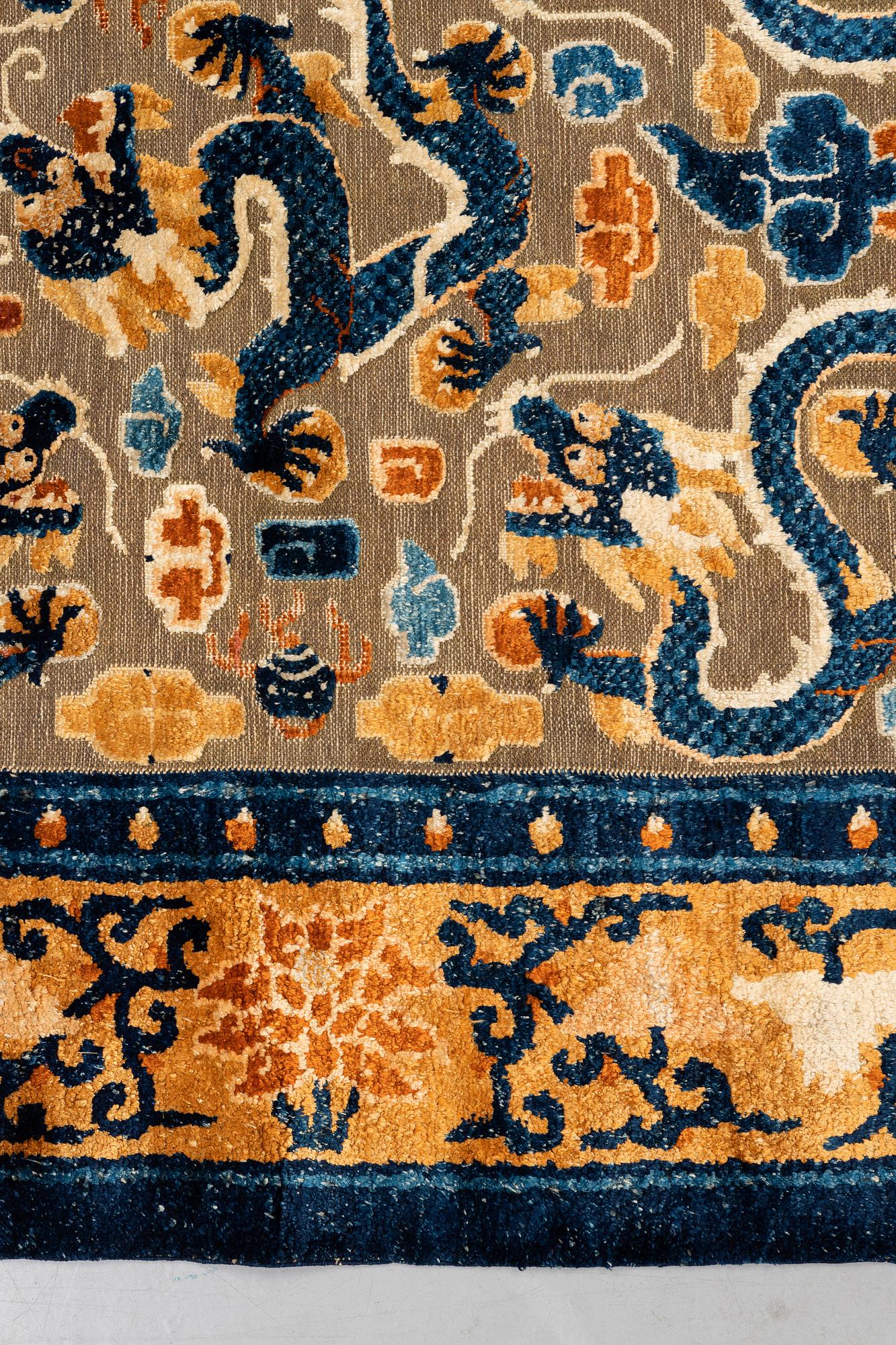 Matta, silke. Kina, Sen Qingdynasti (1644–1911). Mått 218x122 cm.