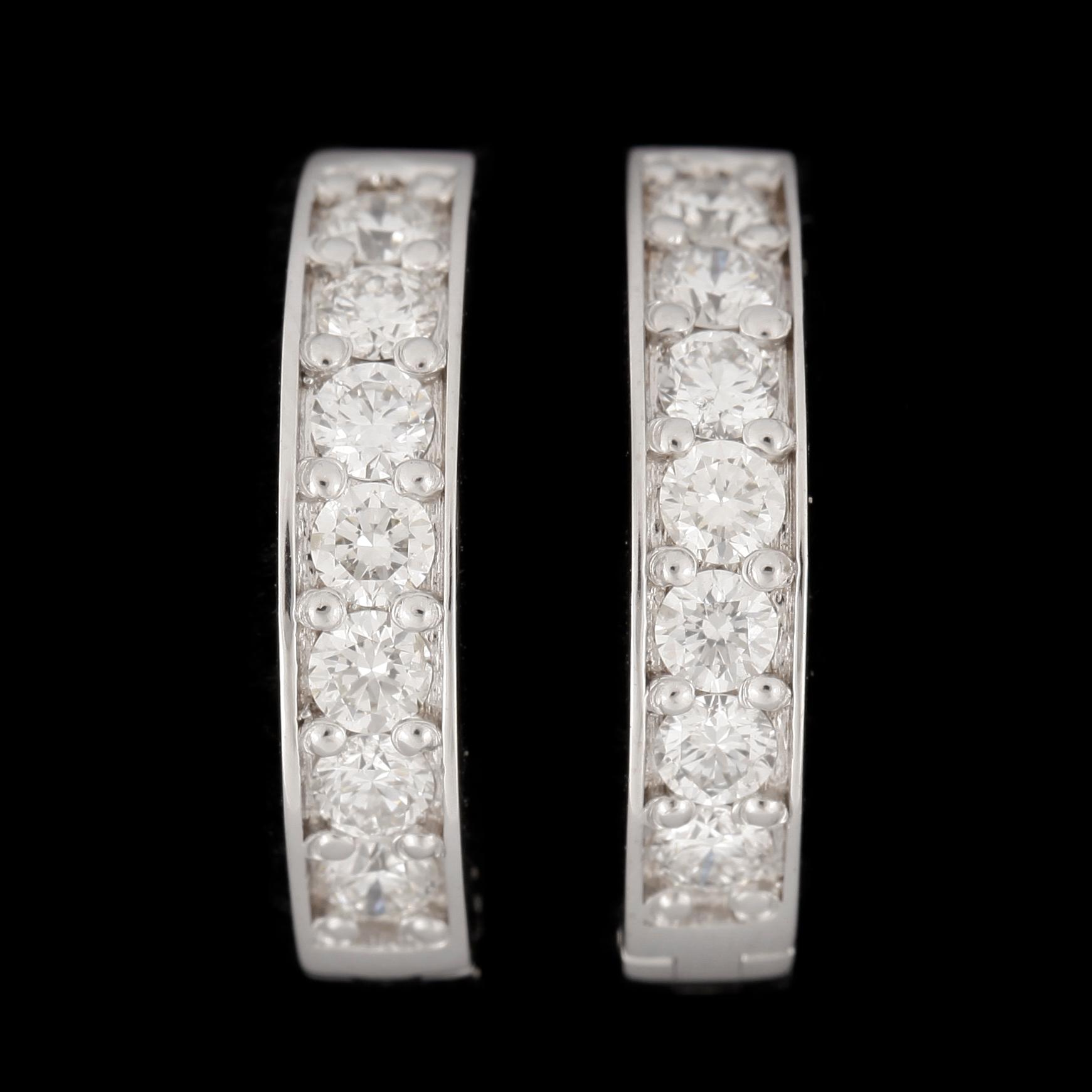 ÖRHÄNGEN, ett par, 14k vitguld med diamanter tot 0,62ct. Vikt ca 4,14 gram.